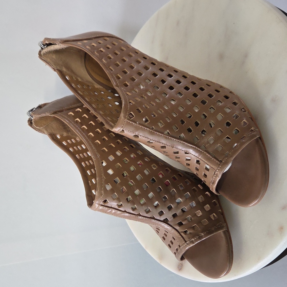 Tahari Leather Tan Cutout Heels Size 6.5
